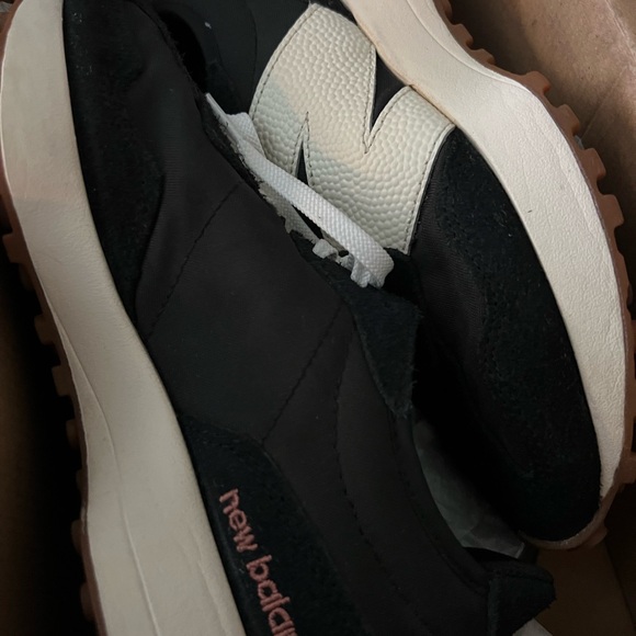 ⭐️LIKE NEW - New Balance Women's 327 Sneakers - Picture 7 of 7